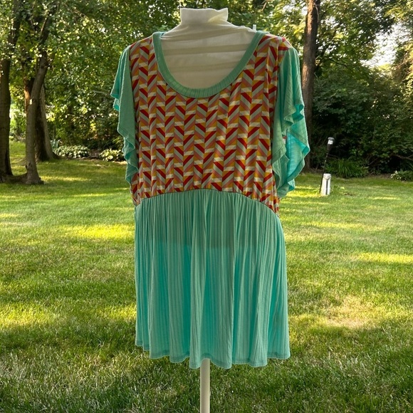 hapitat by hollywood Tops - ☀️Haptics by Hollywood- Chevron Patterned Top with Turquoise Accents